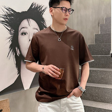 2026 S/S New 新品 1.颜色:黑色 白色 藏青色 金铜色 2.尺码:M-5XL 3.版型:微阔短袖T 4.成 2026 S/S New 新品 1.颜色:黑色 白色 藏青色 金铜色 2.尺码:M-5XL 3.版型:微阔短袖T 4.成