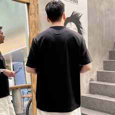 2026 S/S New 新品 1.颜色:黑色 白色 藏青色 金铜色 2.尺码:M-5XL 3.版型:微阔短袖T 4.成 2026 S/S New 新品 1.颜色:黑色 白色 藏青色 金铜色 2.尺码:M-5XL 3.版型:微阔短袖T 4.成