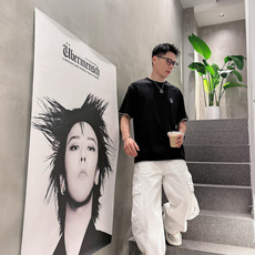 2026 S/S New 新品 1.颜色:黑色 白色 藏青色 金铜色 2.尺码:M-5XL 3.版型:微阔短袖T 4.成 2026 S/S New 新品 1.颜色:黑色 白色 藏青色 金铜色 2.尺码:M-5XL 3.版型:微阔短袖T 4.成