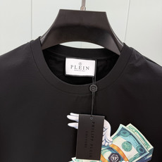 PHILIPP PLEIN SS26春夏新品钞票印花标识圆领短袖T恤,采用高支数高密度80支双股丝光棉,上身舒适透气、柔 PHILIPP PLEIN SS26春夏新品钞票印花标识圆领短袖T恤,采用高支数高密度80支双股丝光棉,上身舒适透气、柔