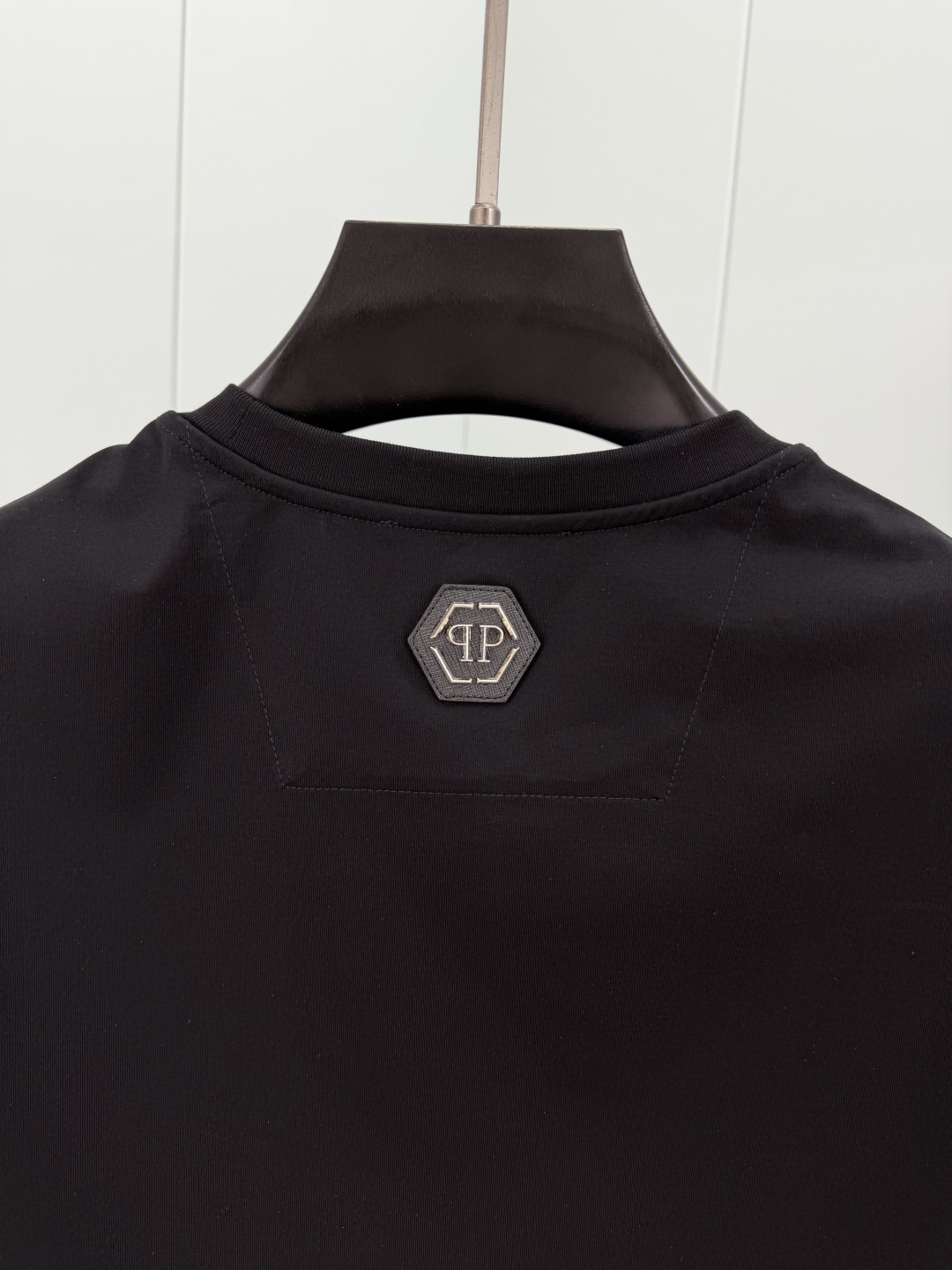 PHILIPP PLEIN SS26春夏新品钞票印花标识圆领短袖T恤,采用高支数高密度80支双股丝光棉,上身舒适透气、柔 PHILIPP PLEIN SS26春夏新品钞票印花标识圆领短袖T恤,采用高支数高密度80支双股丝光棉,上身舒适透气、柔