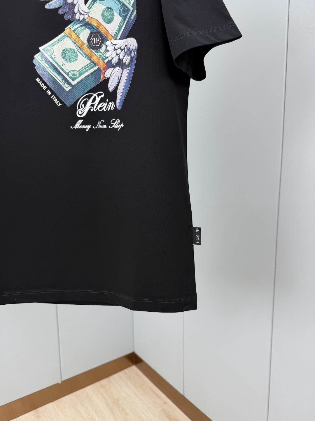 PHILIPP PLEIN SS26春夏新品钞票印花标识圆领短袖T恤,采用高支数高密度80支双股丝光棉,上身舒适透气、柔 PHILIPP PLEIN SS26春夏新品钞票印花标识圆领短袖T恤,采用高支数高密度80支双股丝光棉,上身舒适透气、柔