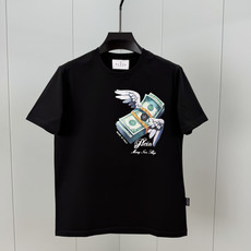 PHILIPP PLEIN SS26春夏新品钞票印花标识圆领短袖T恤,采用高支数高密度80支双股丝光棉,上身舒适透气、柔 PHILIPP PLEIN SS26春夏新品钞票印花标识圆领短袖T恤,采用高支数高密度80支双股丝光棉,上身舒适透气、柔