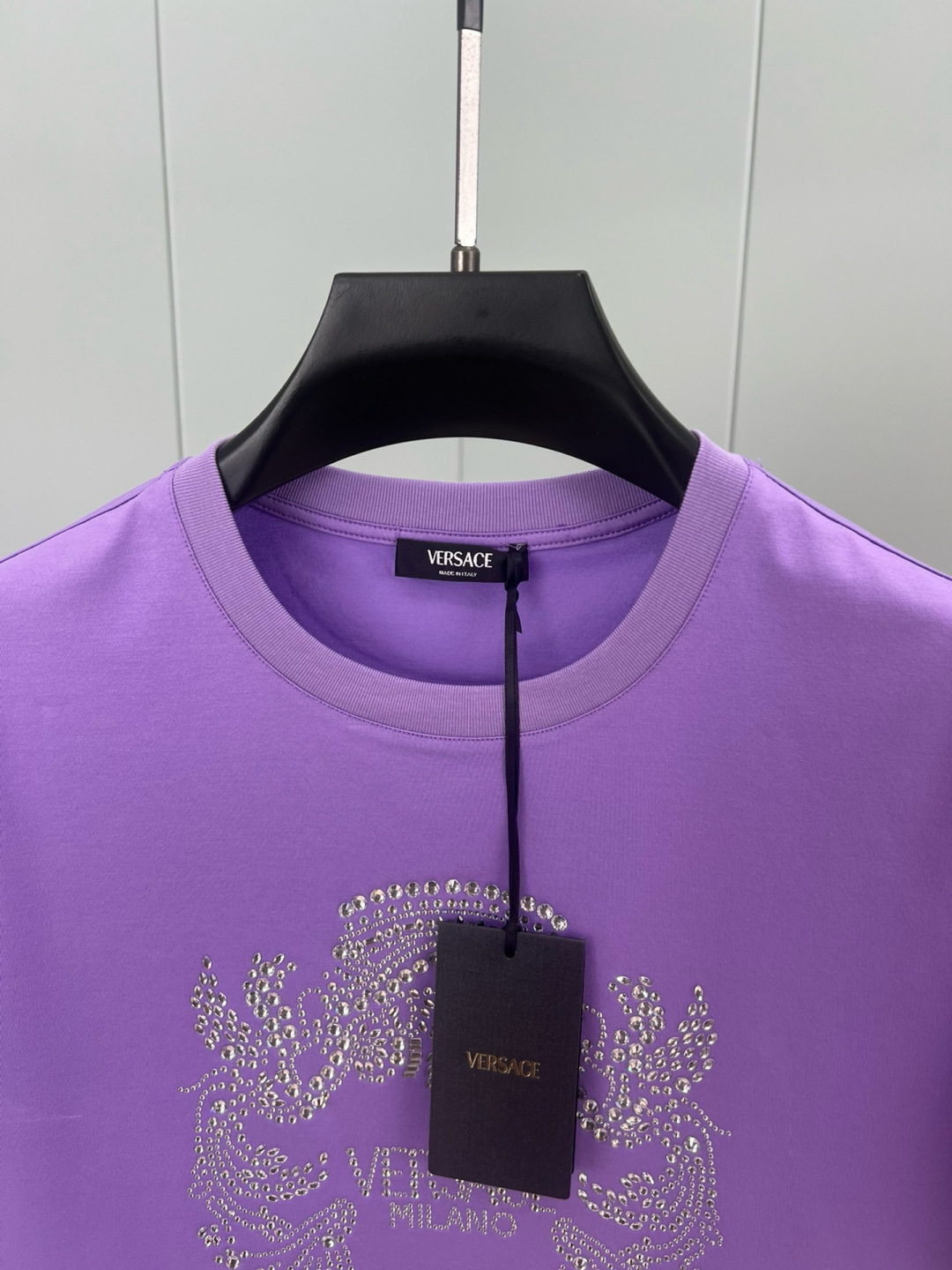 Versace 26春夏新品水晶Crest logo短袖T恤，正面饰有水晶装饰的Versace Crest图案，采用定制