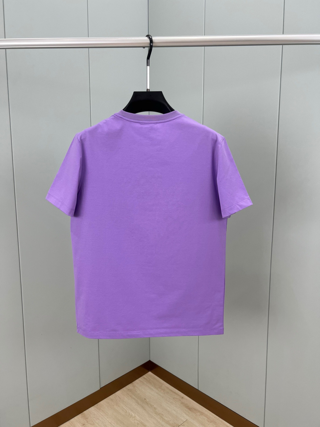 Versace 26春夏新品水晶Crest logo短袖T恤，正面饰有水晶装饰的Versace Crest图案，采用定制