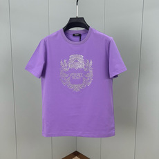 Versace 26春夏新品水晶Crest logo短袖T恤,正面饰有水晶装饰的Versace Crest图案,采用定制 Versace 26春夏新品水晶Crest logo短袖T恤,正面饰有水晶装饰的Versace Crest图案,采用定制