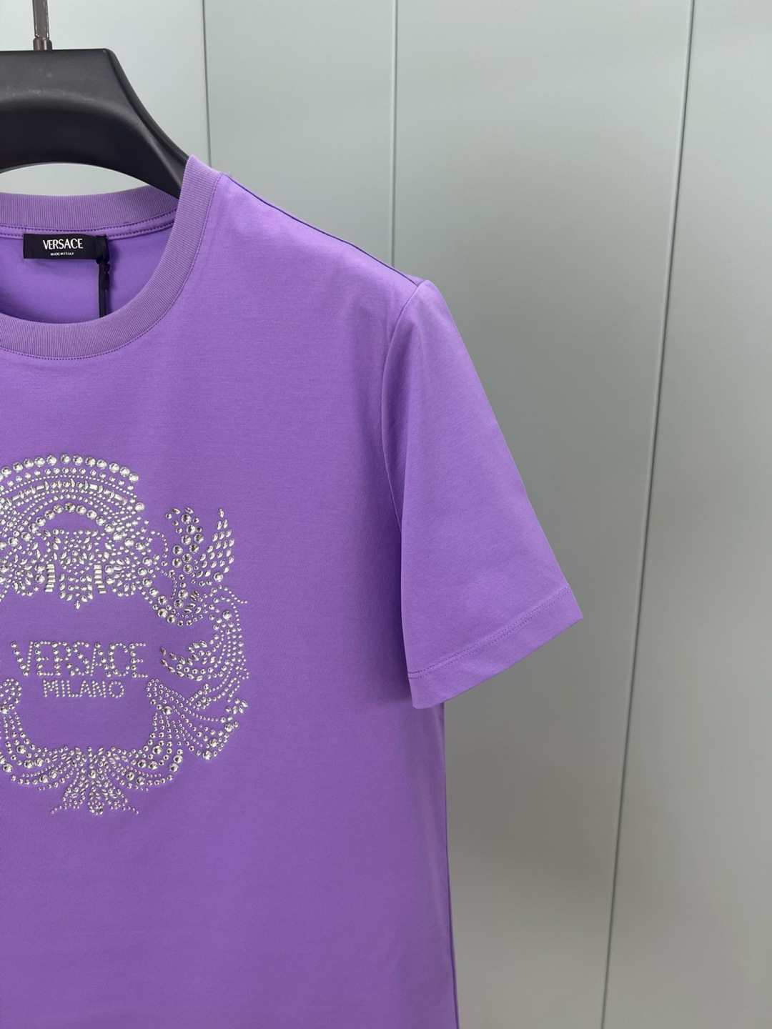 Versace 26春夏新品水晶Crest logo短袖T恤，正面饰有水晶装饰的Versace Crest图案，采用定制