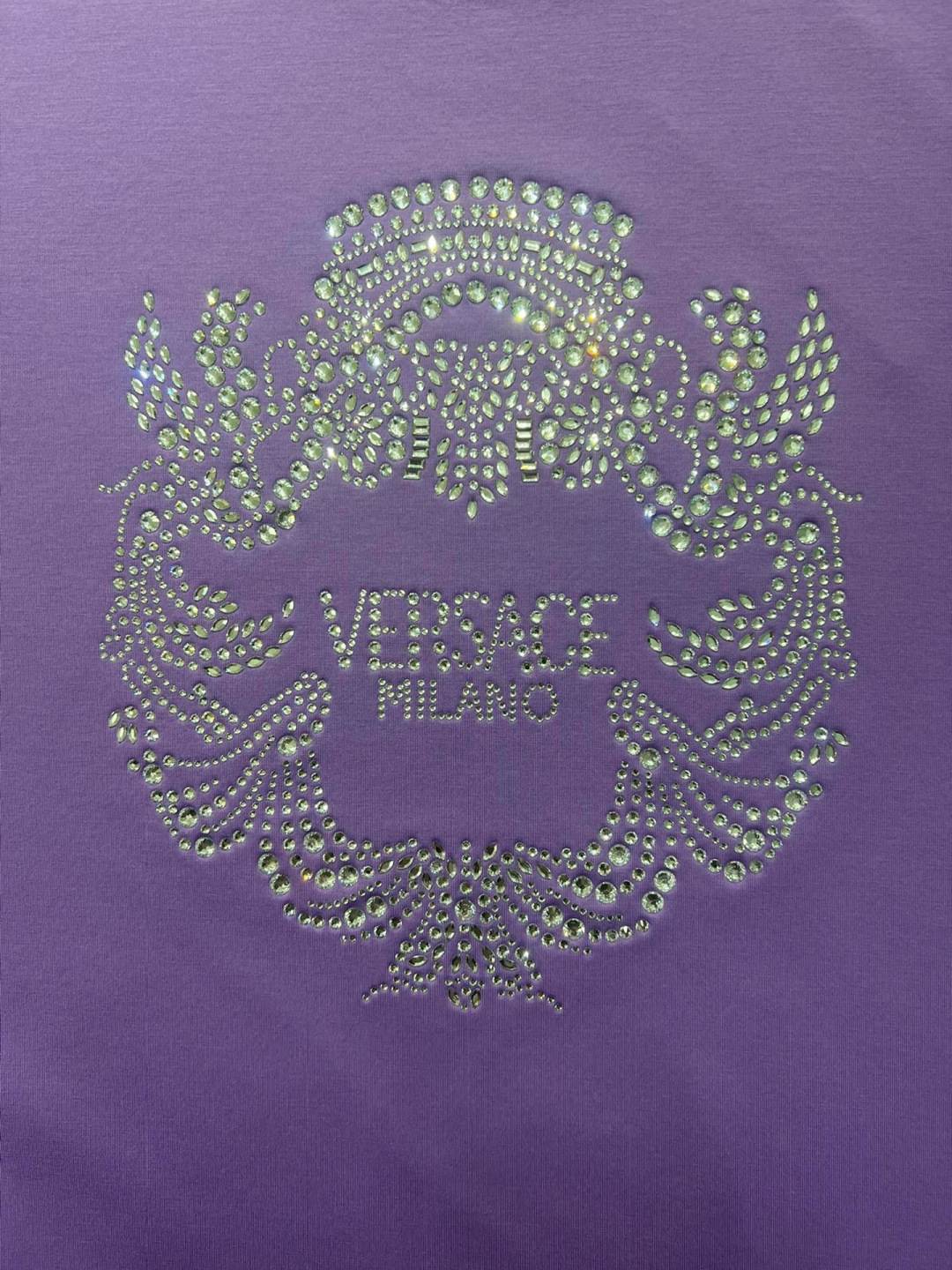 Versace 26春夏新品水晶Crest logo短袖T恤，正面饰有水晶装饰的Versace Crest图案，采用定制
