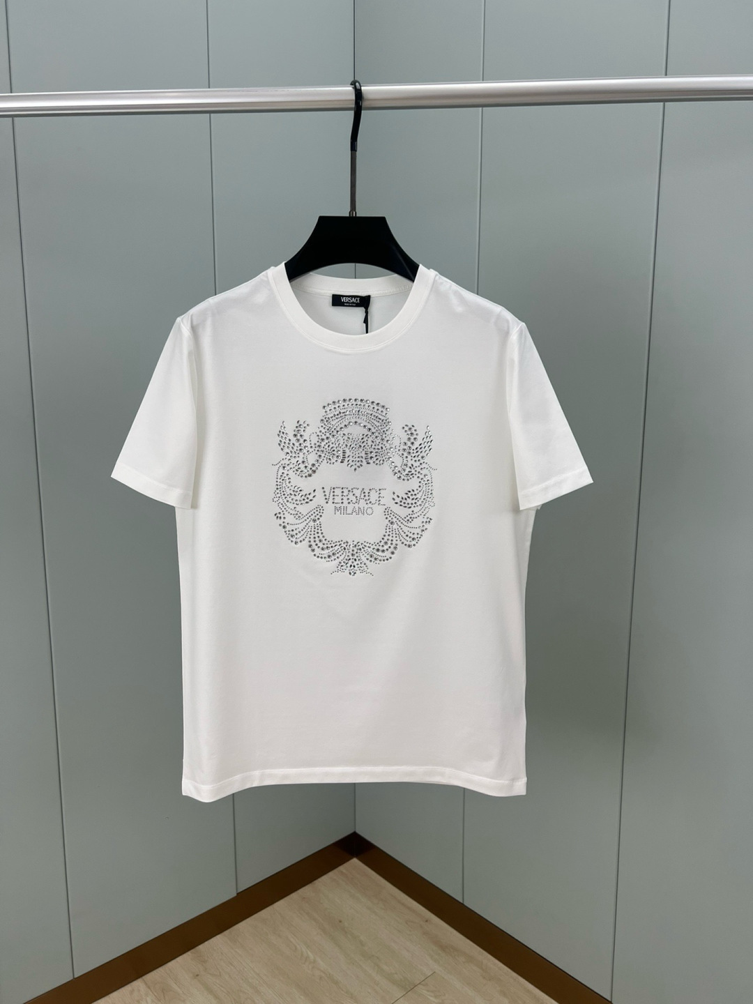 Versace 26春夏新品水晶Crest logo短袖T恤,正面饰有水晶装饰的Versace Crest图案,采用定制 Versace 26春夏新品水晶Crest logo短袖T恤,正面饰有水晶装饰的Versace Crest图案,采用定制