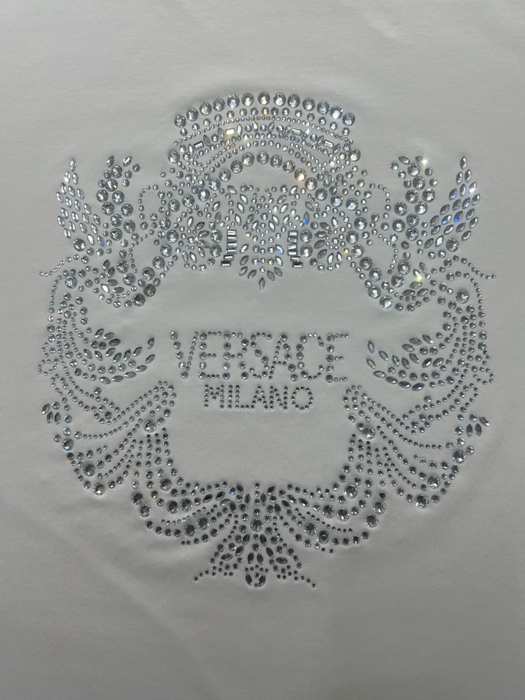 Versace 26春夏新品水晶Crest logo短袖T恤，正面饰有水晶装饰的Versace Crest图案，采用定制