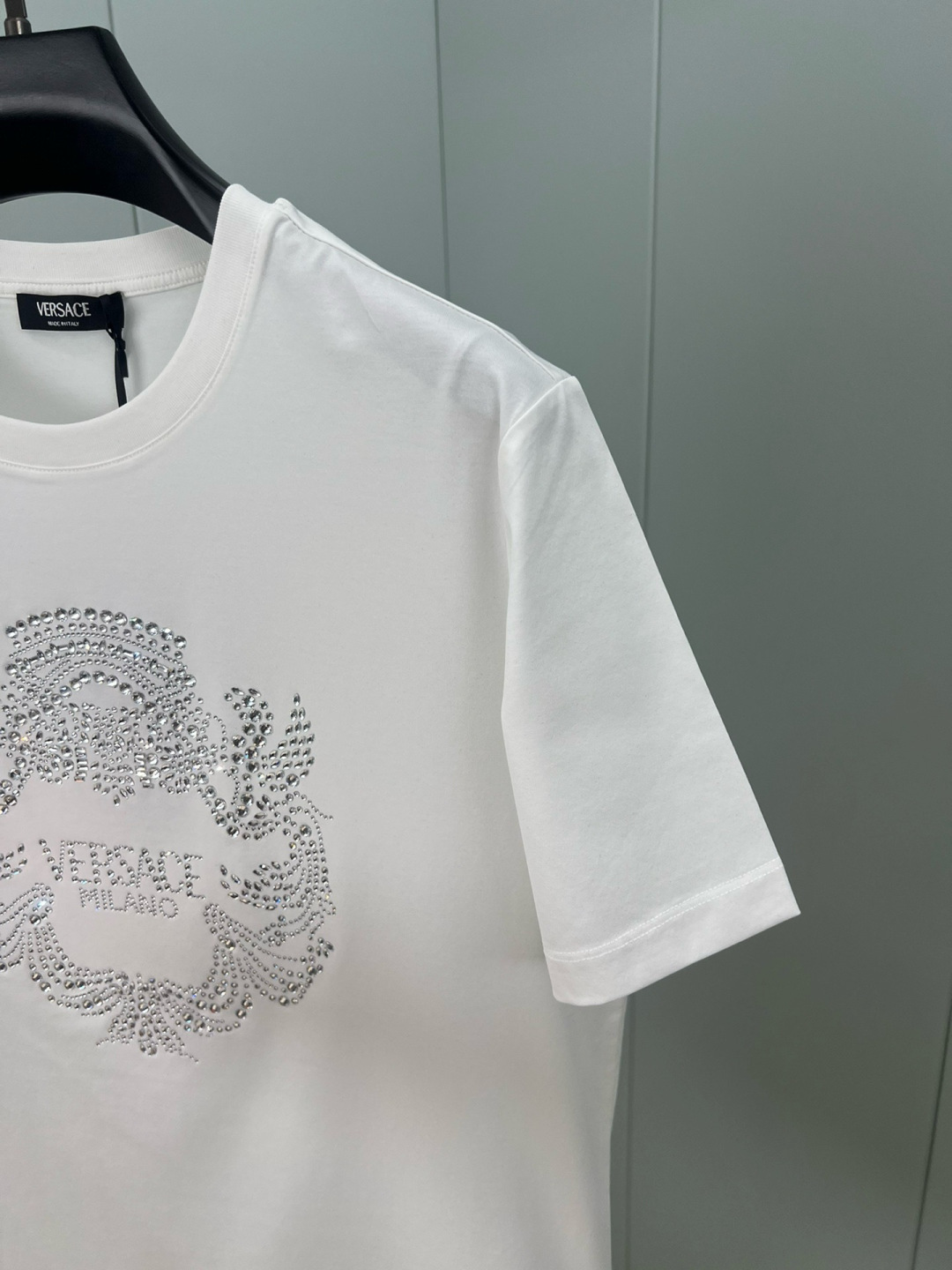 Versace 26春夏新品水晶Crest logo短袖T恤，正面饰有水晶装饰的Versace Crest图案，采用定制