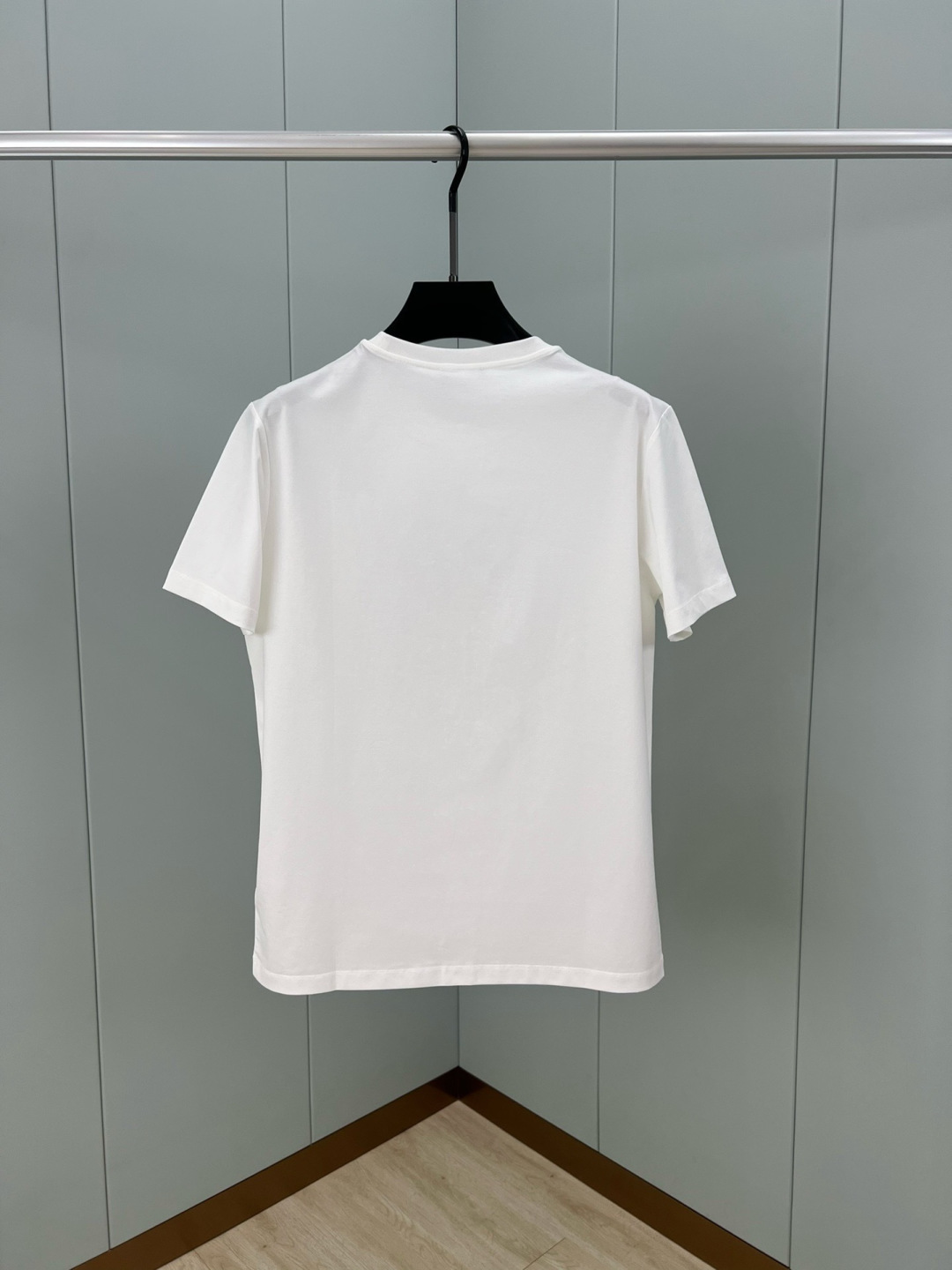 Versace 26春夏新品水晶Crest logo短袖T恤，正面饰有水晶装饰的Versace Crest图案，采用定制