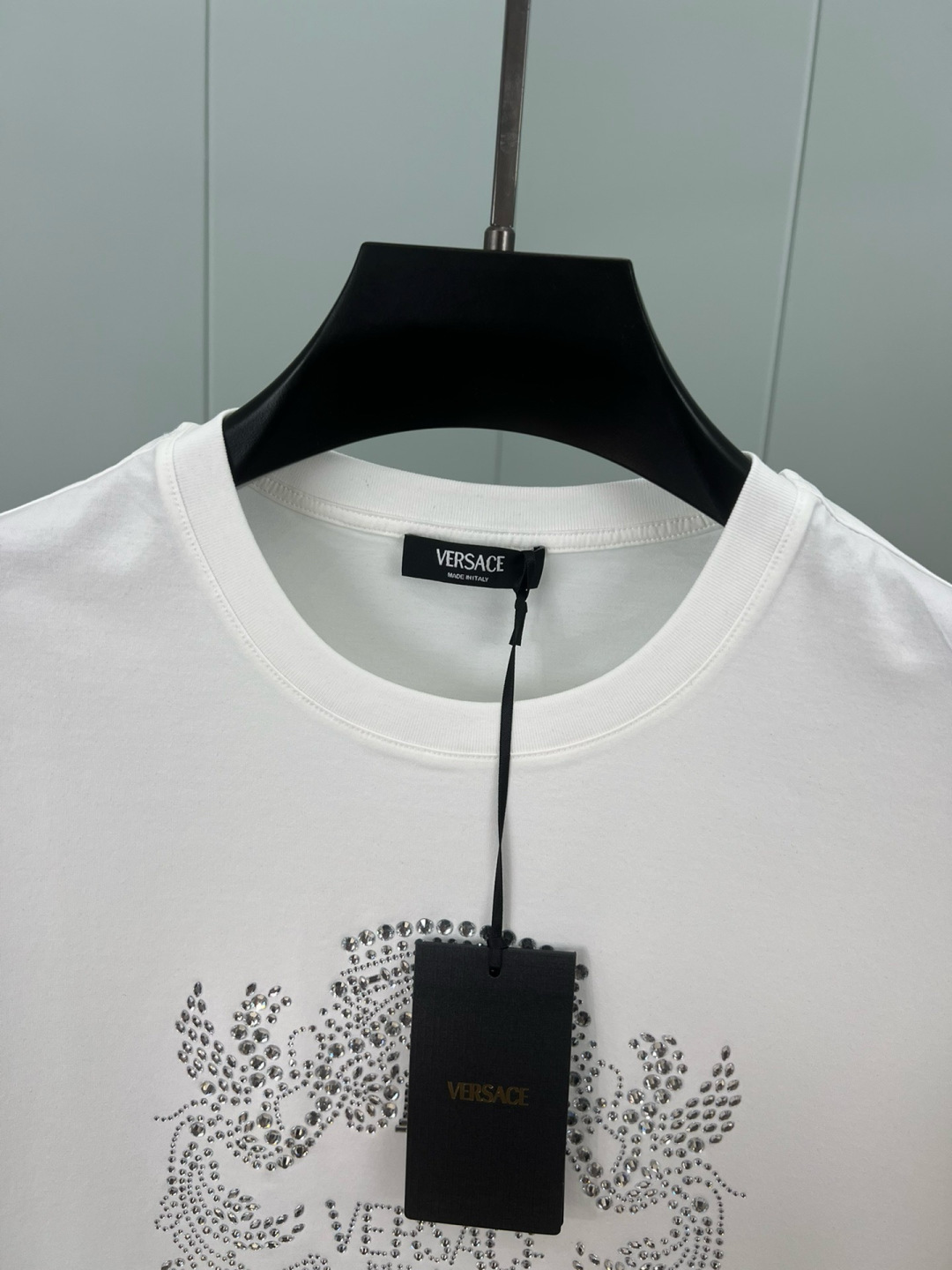 Versace 26春夏新品水晶Crest logo短袖T恤，正面饰有水晶装饰的Versace Crest图案，采用定制