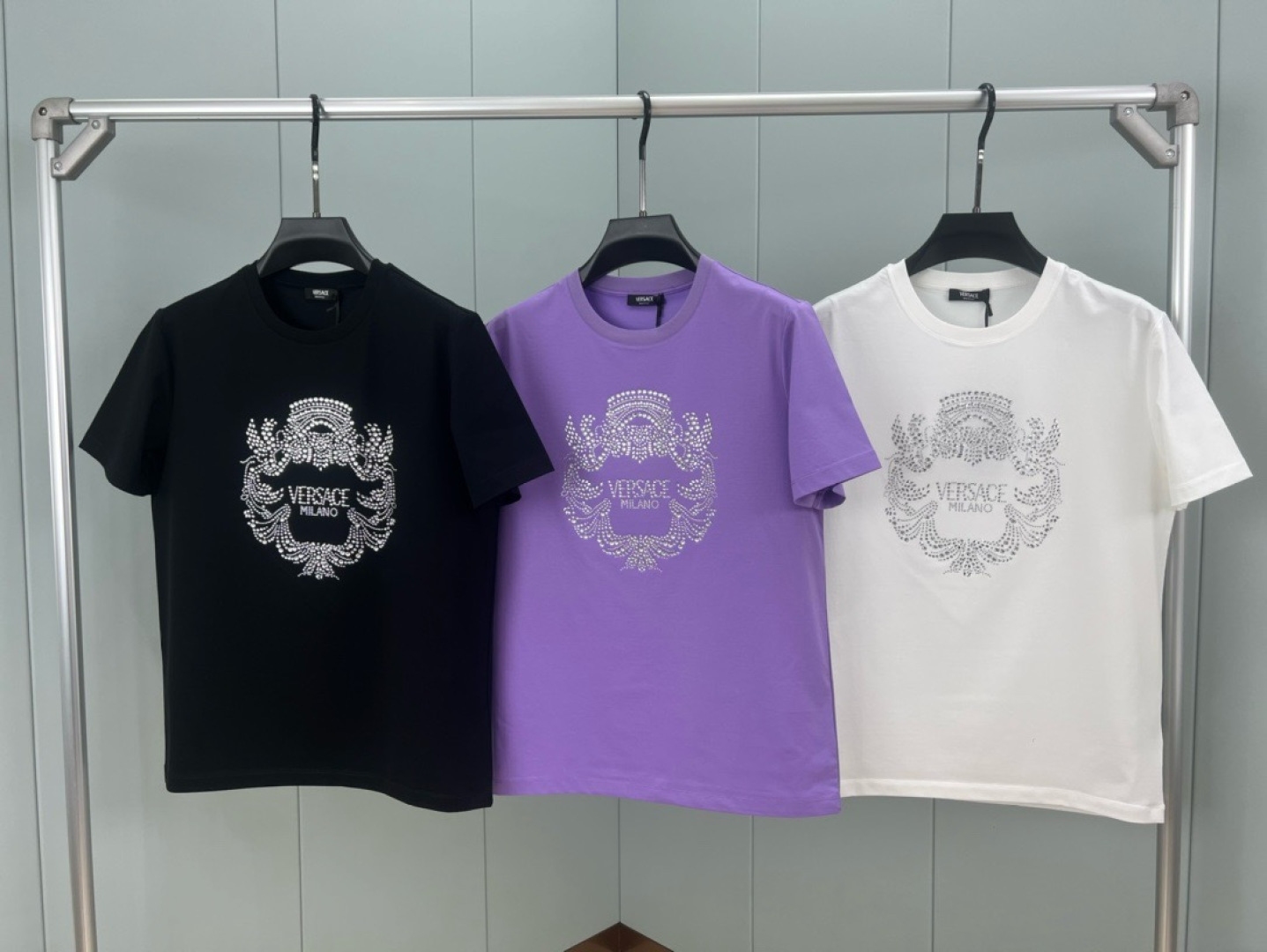 Versace 26春夏新品水晶Crest logo短袖T恤，正面饰有水晶装饰的Versace Crest图案，采用定制
