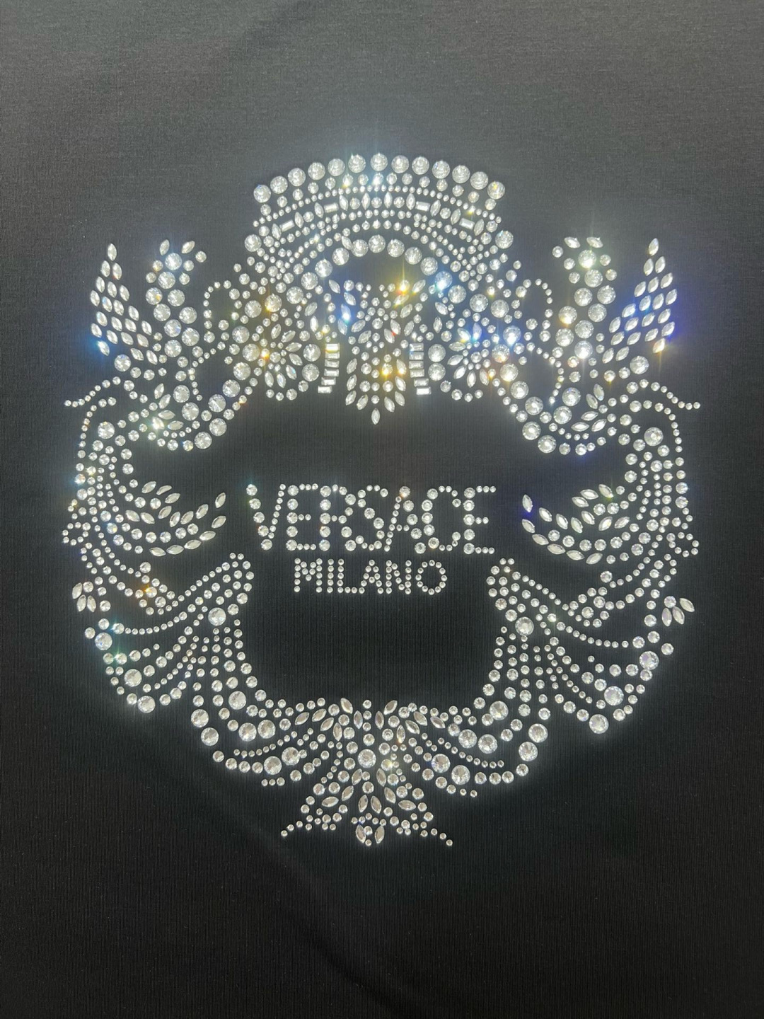 Versace 26春夏新品水晶Crest logo短袖T恤，正面饰有水晶装饰的Versace Crest图案，采用定制