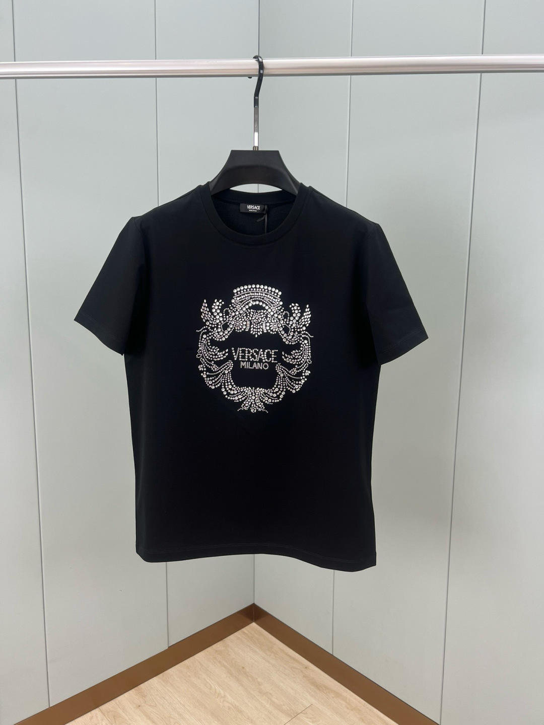 Versace 26春夏新品水晶Crest logo短袖T恤，正面饰有水晶装饰的Versace Crest图案，采用定制