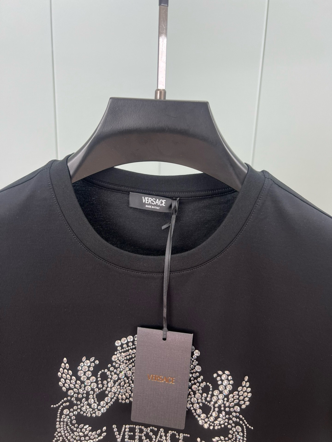 Versace 26春夏新品水晶Crest logo短袖T恤，正面饰有水晶装饰的Versace Crest图案，采用定制