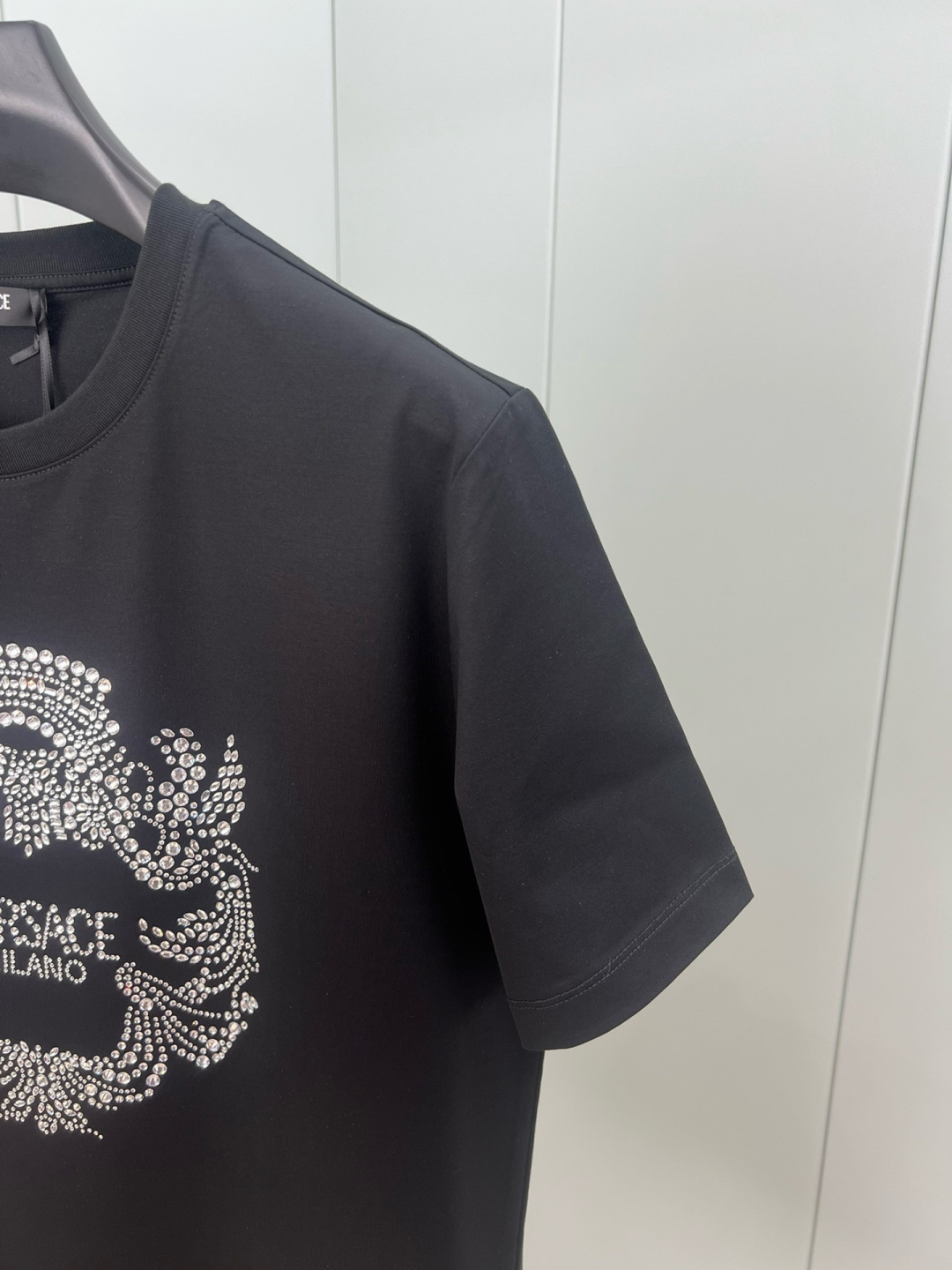 Versace 26春夏新品水晶Crest logo短袖T恤，正面饰有水晶装饰的Versace Crest图案，采用定制