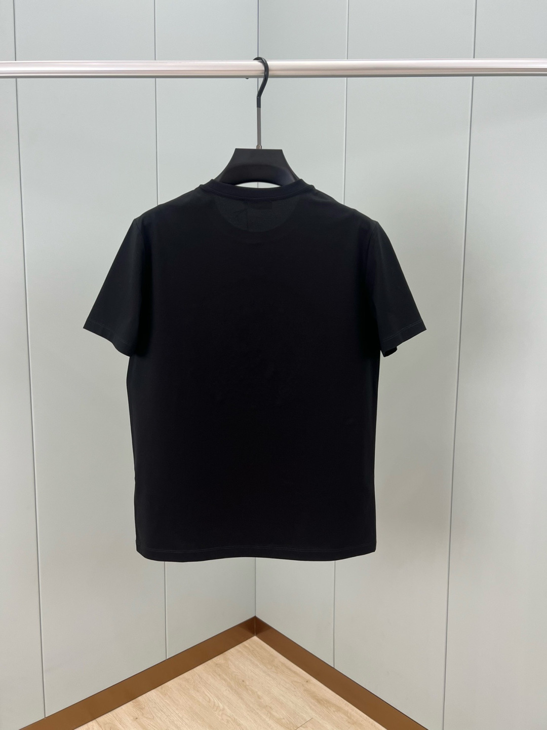 Versace 26春夏新品水晶Crest logo短袖T恤，正面饰有水晶装饰的Versace Crest图案，采用定制