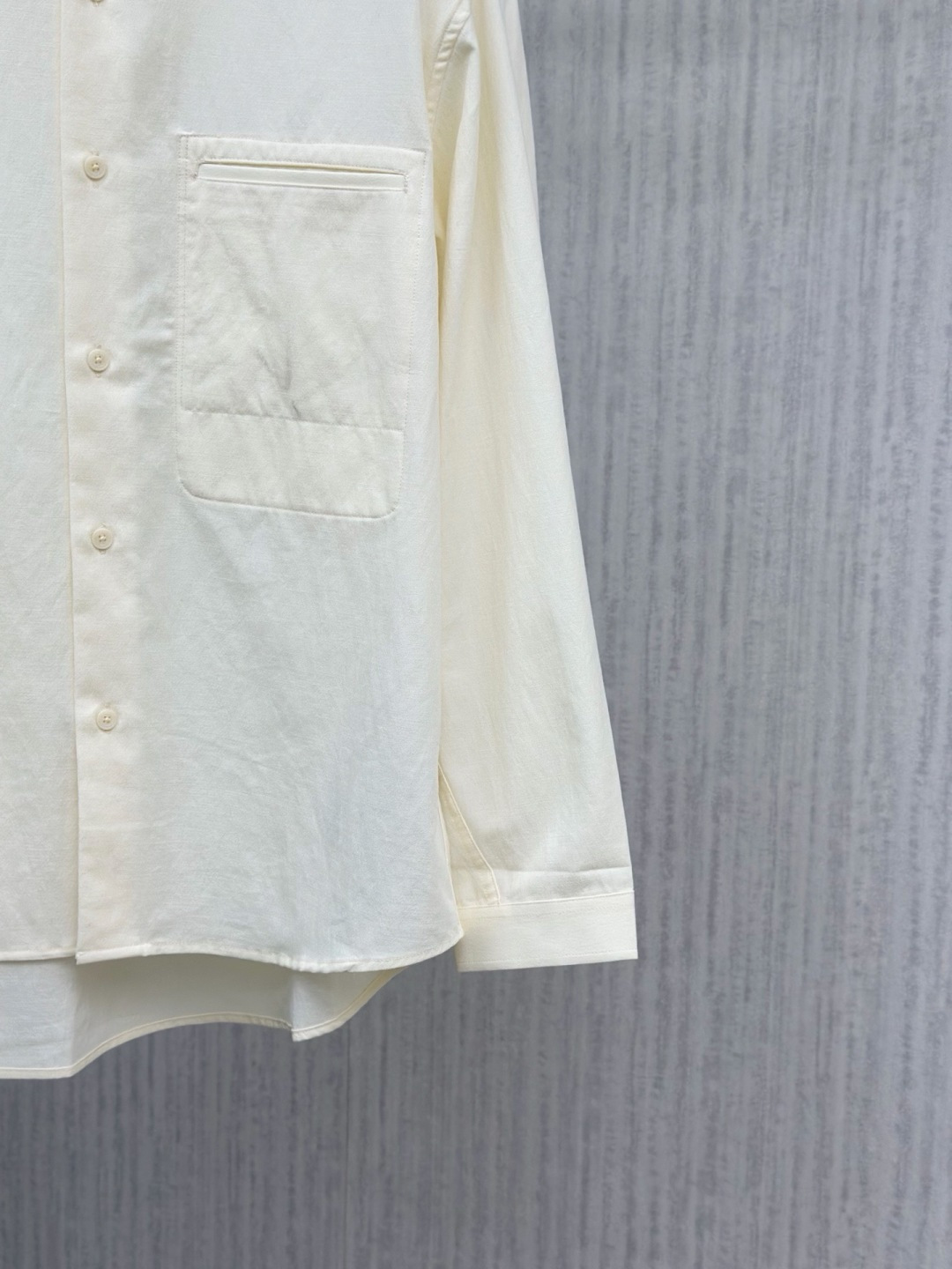 Loro piana 新款老钱风休闲长袖，采用天丝亚麻面料，衣服触感柔软亲肤，百分之百，视觉上很精致、有质感、高贵，非常