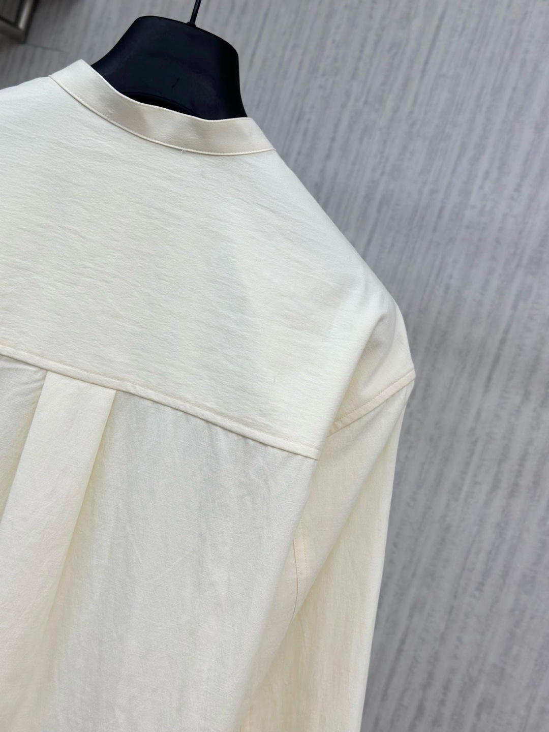 Loro piana 新款老钱风休闲长袖，采用天丝亚麻面料，衣服触感柔软亲肤，百分之百，视觉上很精致、有质感、高贵，非常