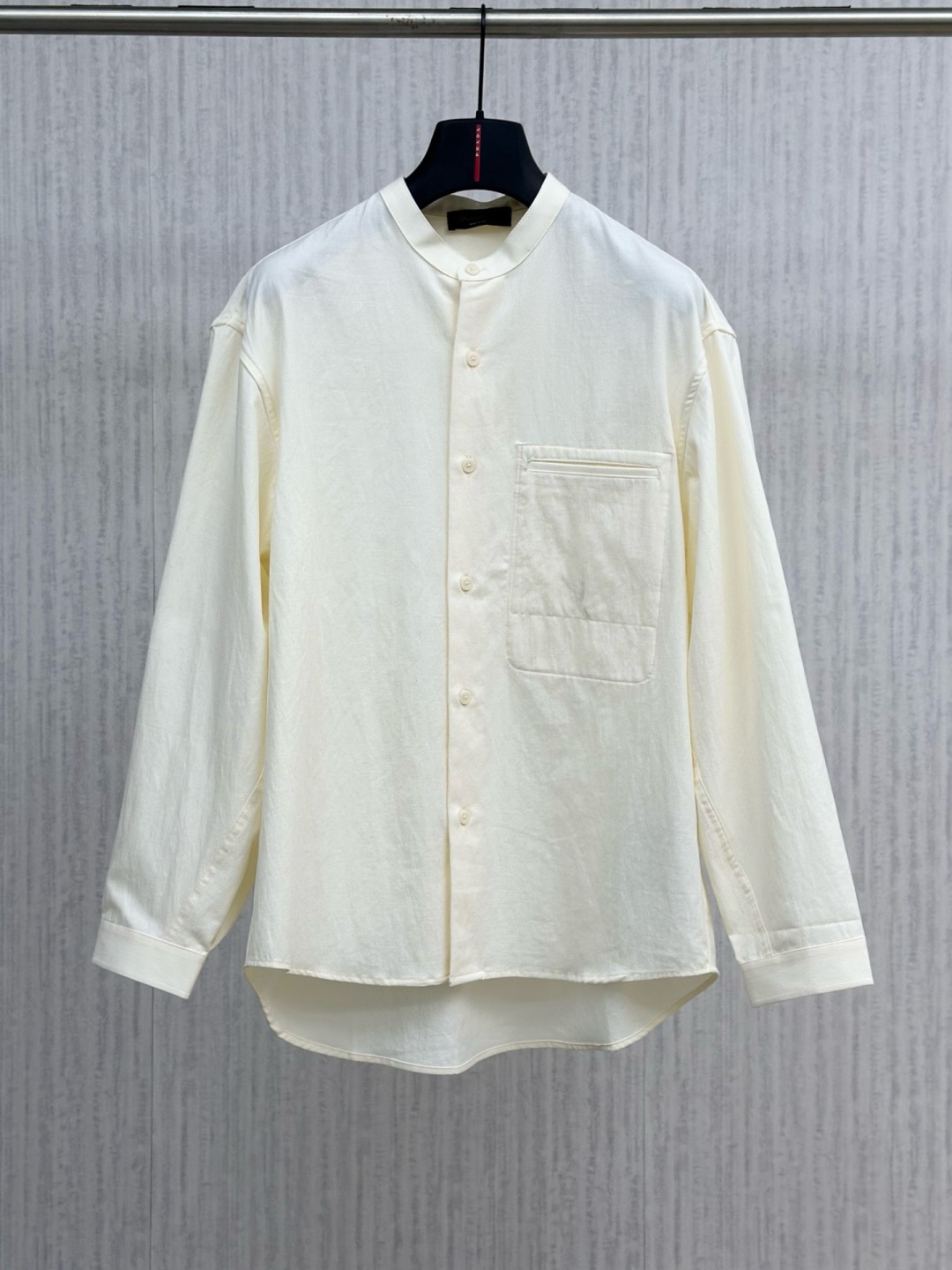 Loro piana 新款老钱风休闲长袖，采用天丝亚麻面料，衣服触感柔软亲肤，百分之百，视觉上很精致、有质感、高贵，非常