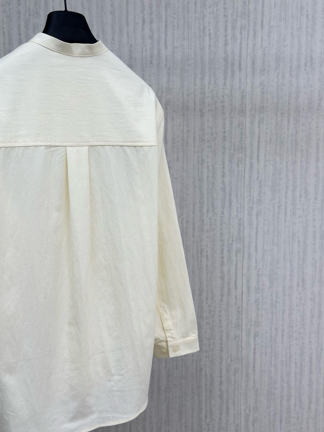 Loro piana 新款老钱风休闲长袖，采用天丝亚麻面料，衣服触感柔软亲肤，百分之百，视觉上很精致、有质感、高贵，非常