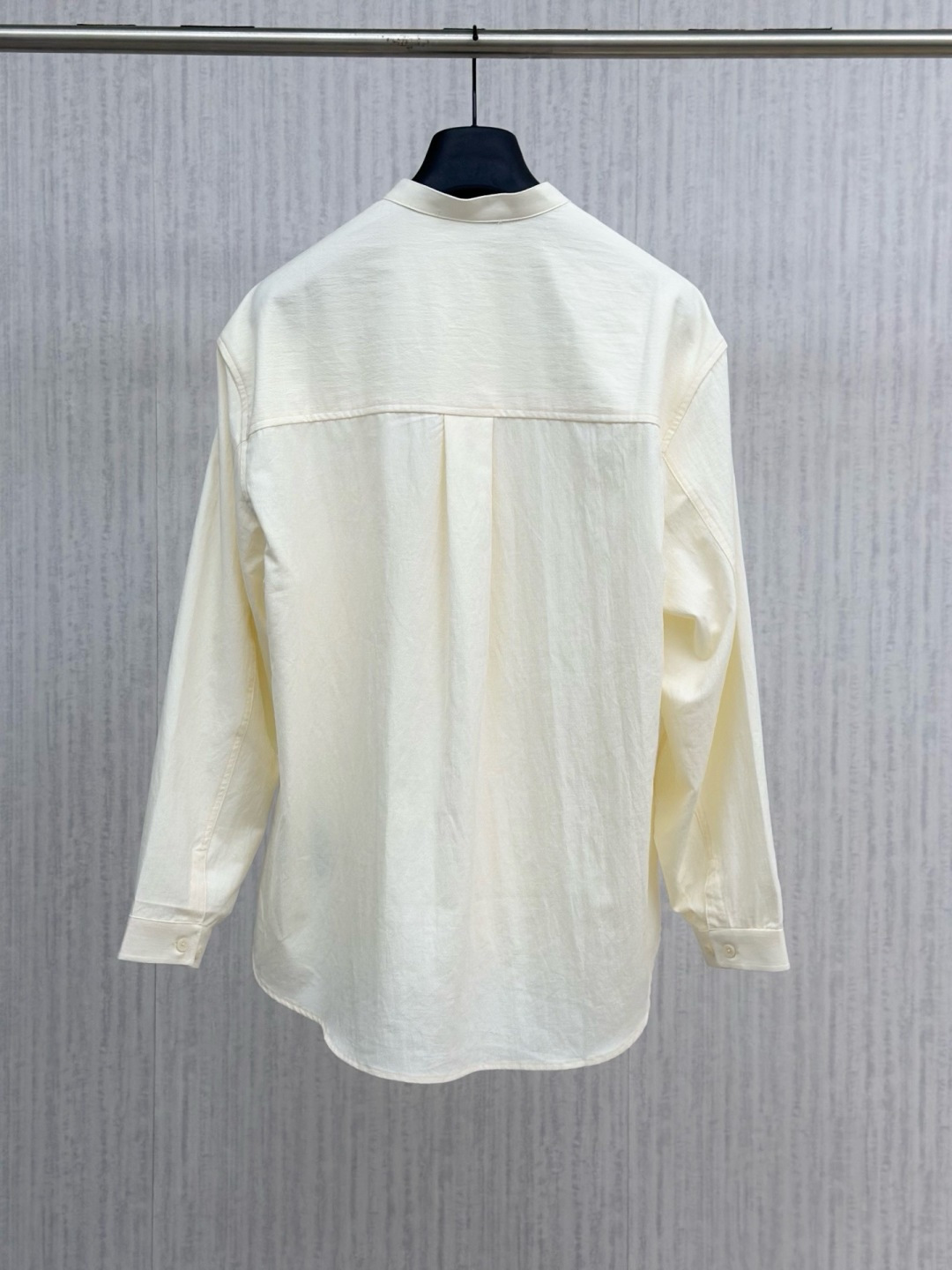Loro piana 新款老钱风休闲长袖，采用天丝亚麻面料，衣服触感柔软亲肤，百分之百，视觉上很精致、有质感、高贵，非常