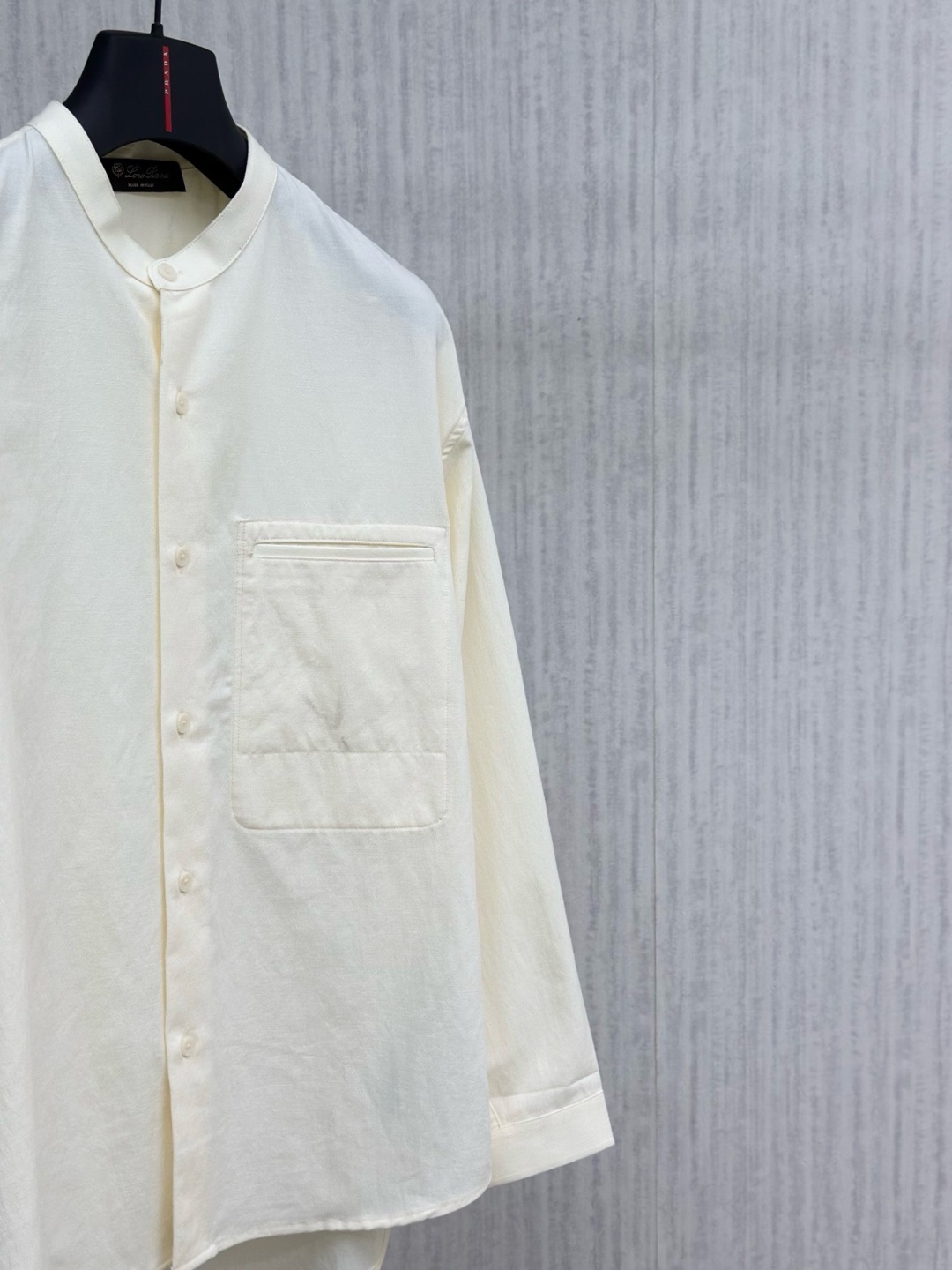 Loro piana 新款老钱风休闲长袖，采用天丝亚麻面料，衣服触感柔软亲肤，百分之百，视觉上很精致、有质感、高贵，非常