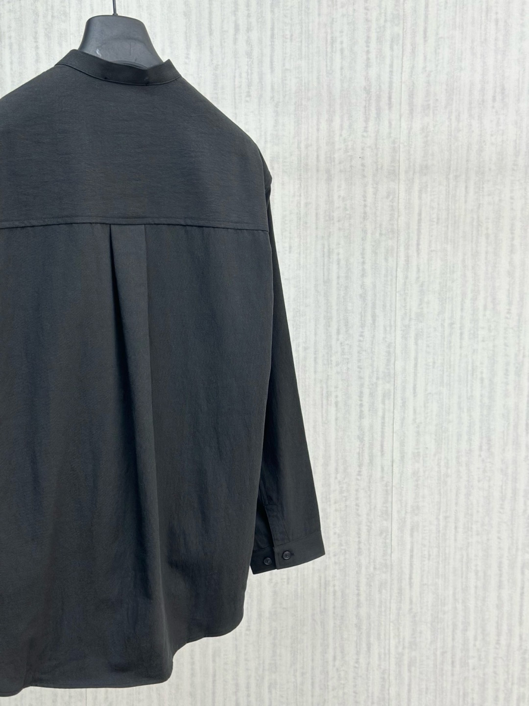Loro piana 新款老钱风休闲长袖，采用天丝亚麻面料，衣服触感柔软亲肤，百分之百，视觉上很精致、有质感、高贵，非常