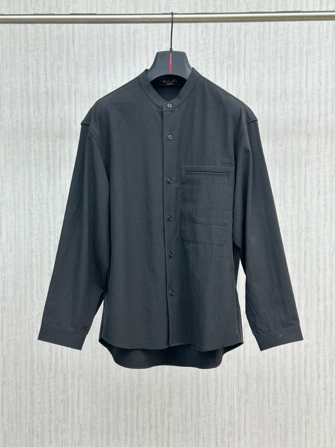 Loro piana 新款老钱风休闲长袖，采用天丝亚麻面料，衣服触感柔软亲肤，百分之百，视觉上很精致、有质感、高贵，非常