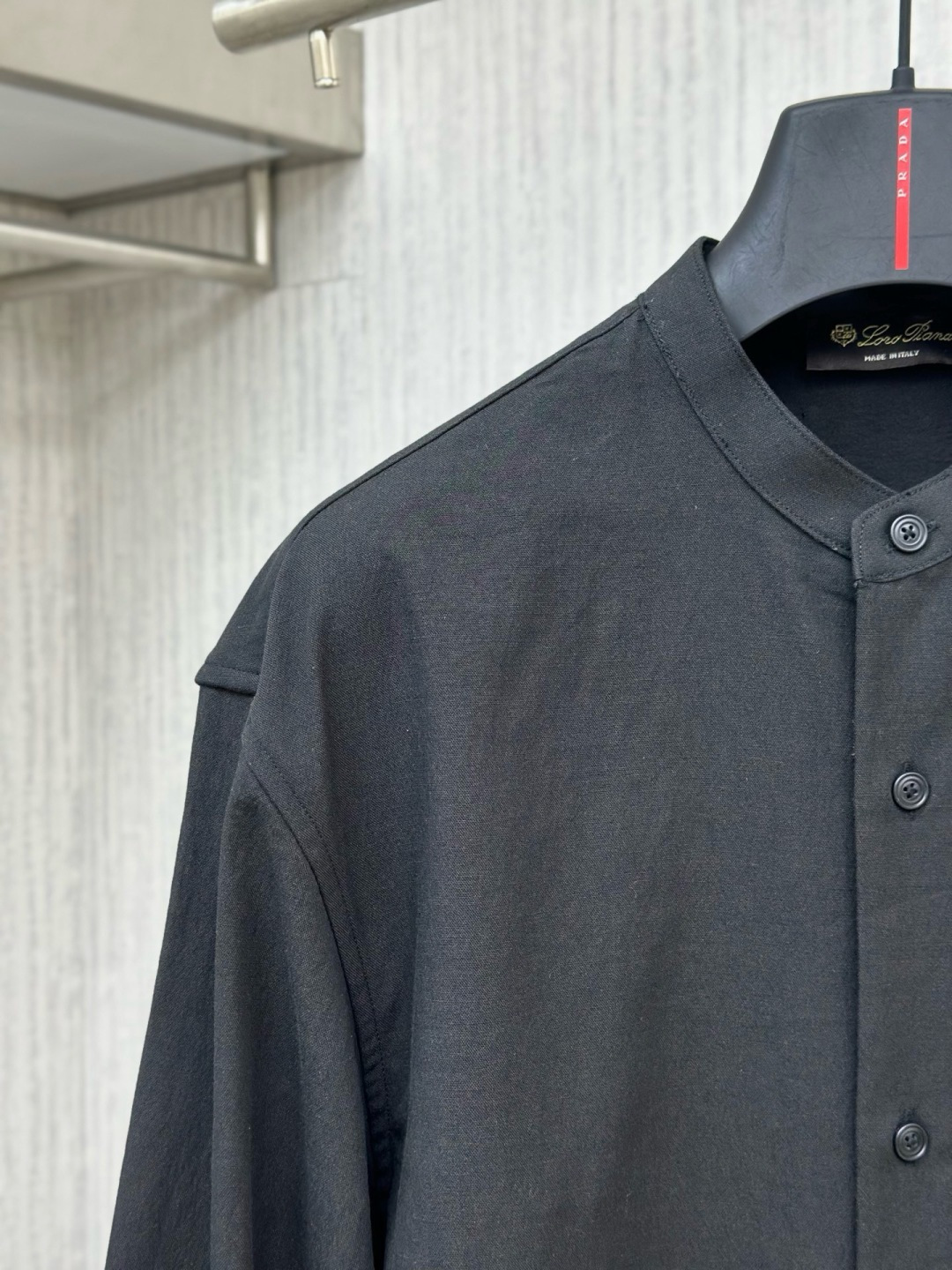 Loro piana 新款老钱风休闲长袖，采用天丝亚麻面料，衣服触感柔软亲肤，百分之百，视觉上很精致、有质感、高贵，非常