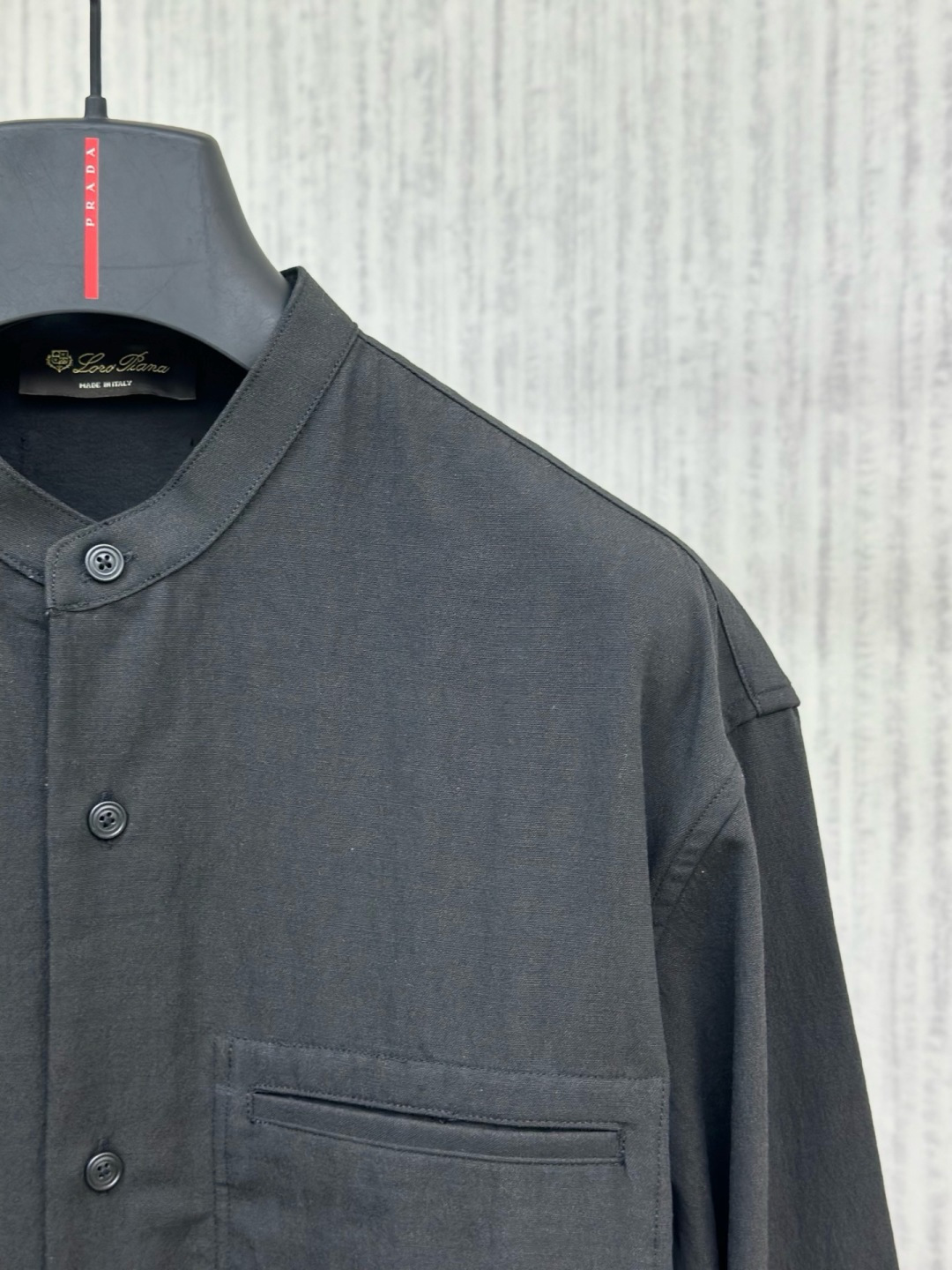 Loro piana 新款老钱风休闲长袖，采用天丝亚麻面料，衣服触感柔软亲肤，百分之百，视觉上很精致、有质感、高贵，非常