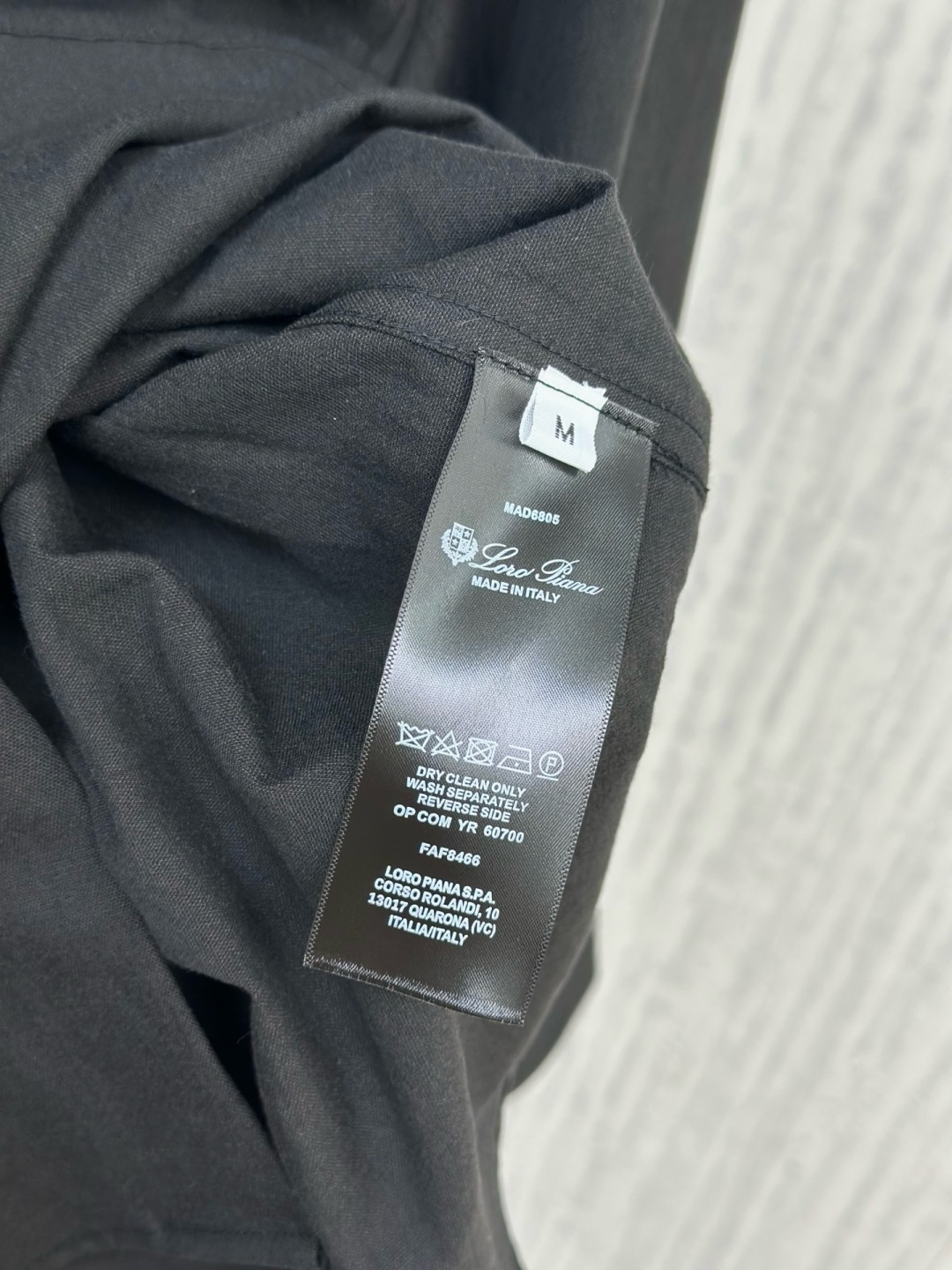 Loro piana 新款老钱风休闲长袖，采用天丝亚麻面料，衣服触感柔软亲肤，百分之百，视觉上很精致、有质感、高贵，非常