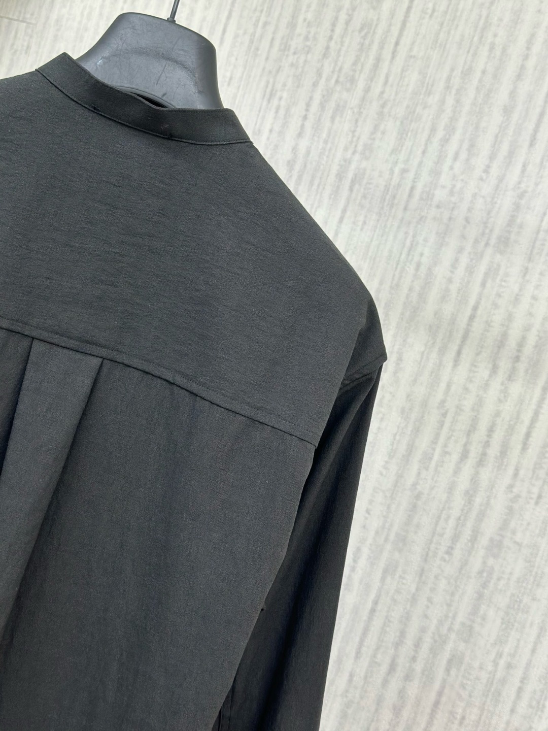 Loro piana 新款老钱风休闲长袖，采用天丝亚麻面料，衣服触感柔软亲肤，百分之百，视觉上很精致、有质感、高贵，非常