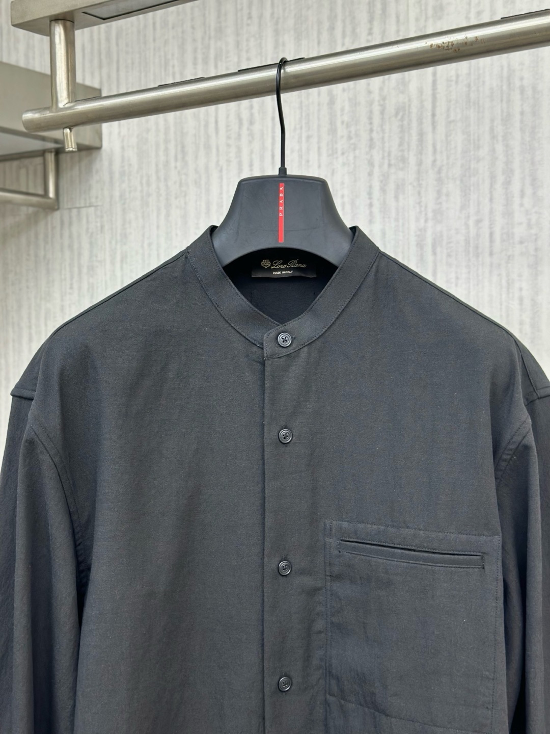 Loro piana 新款老钱风休闲长袖，采用天丝亚麻面料，衣服触感柔软亲肤，百分之百，视觉上很精致、有质感、高贵，非常
