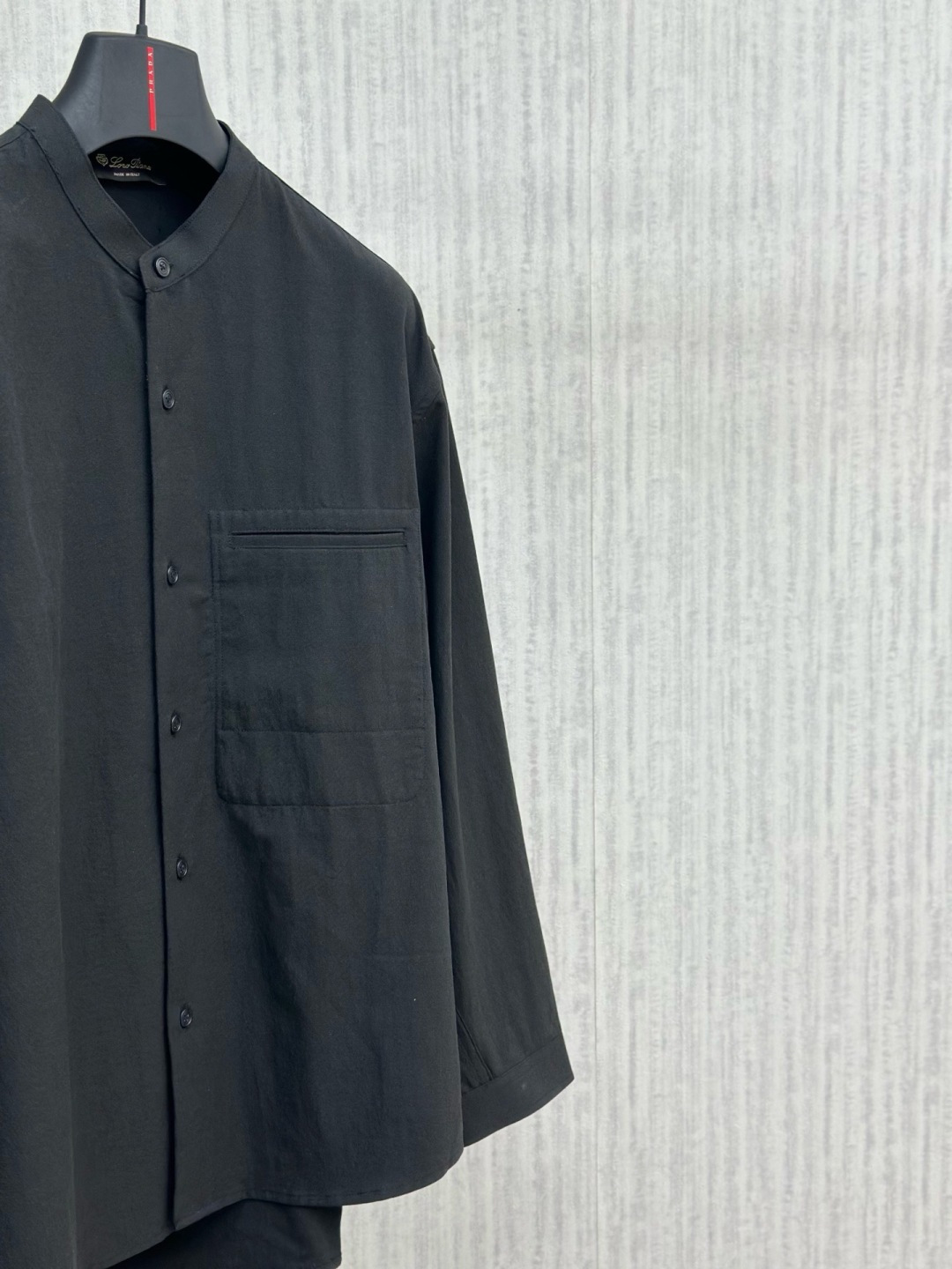 Loro piana 新款老钱风休闲长袖，采用天丝亚麻面料，衣服触感柔软亲肤，百分之百，视觉上很精致、有质感、高贵，非常