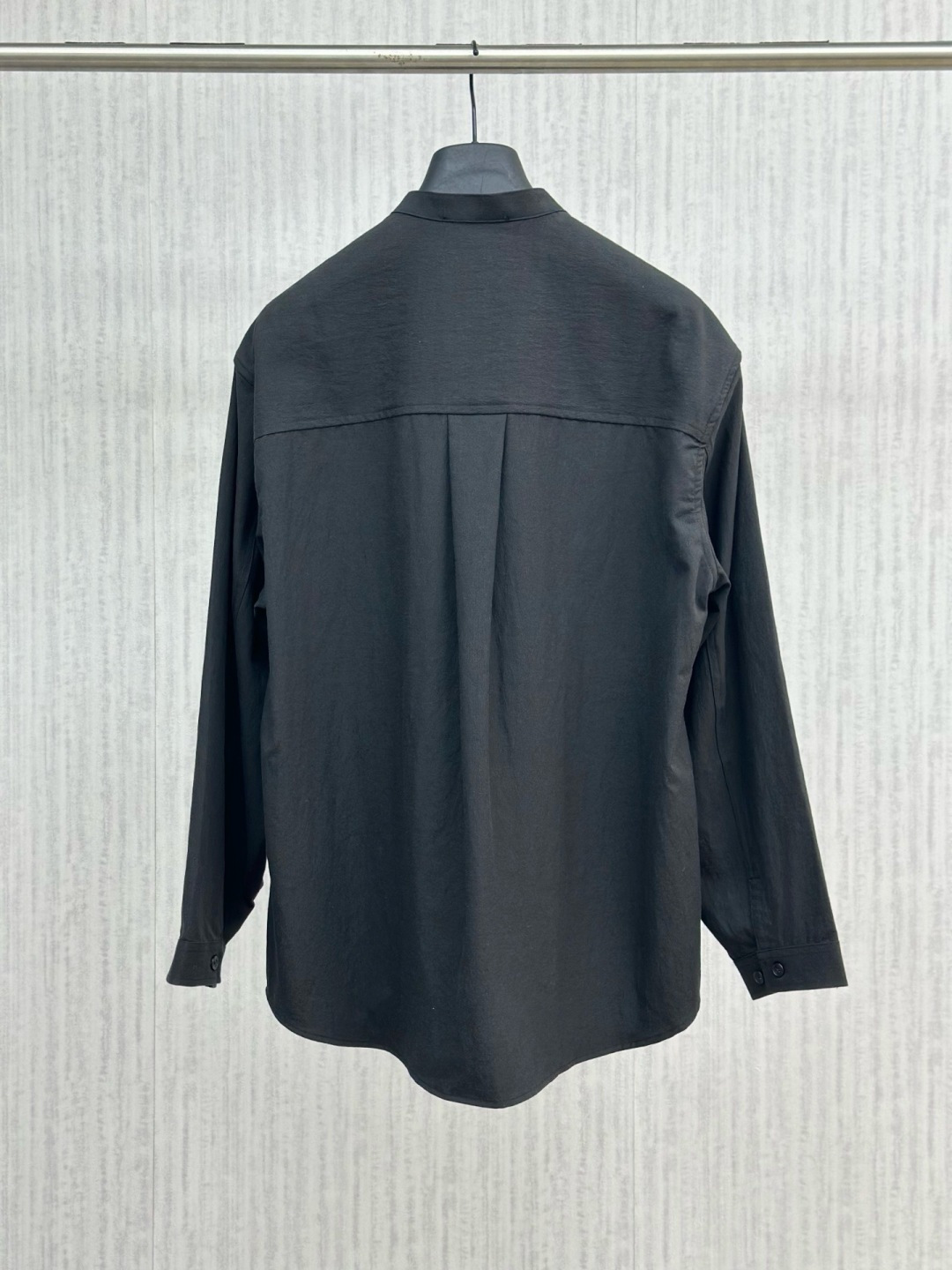 Loro piana 新款老钱风休闲长袖，采用天丝亚麻面料，衣服触感柔软亲肤，百分之百，视觉上很精致、有质感、高贵，非常