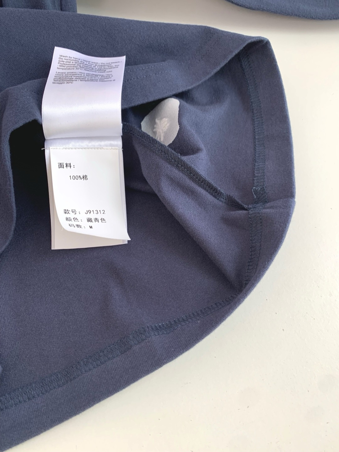 CD时尚潮流 重在面料的一款，面料控推荐 JI好的亲肤感一款经典圆领长袖T恤衫 下摆标志蜜蜂logo刺绣点缀设计，看式简