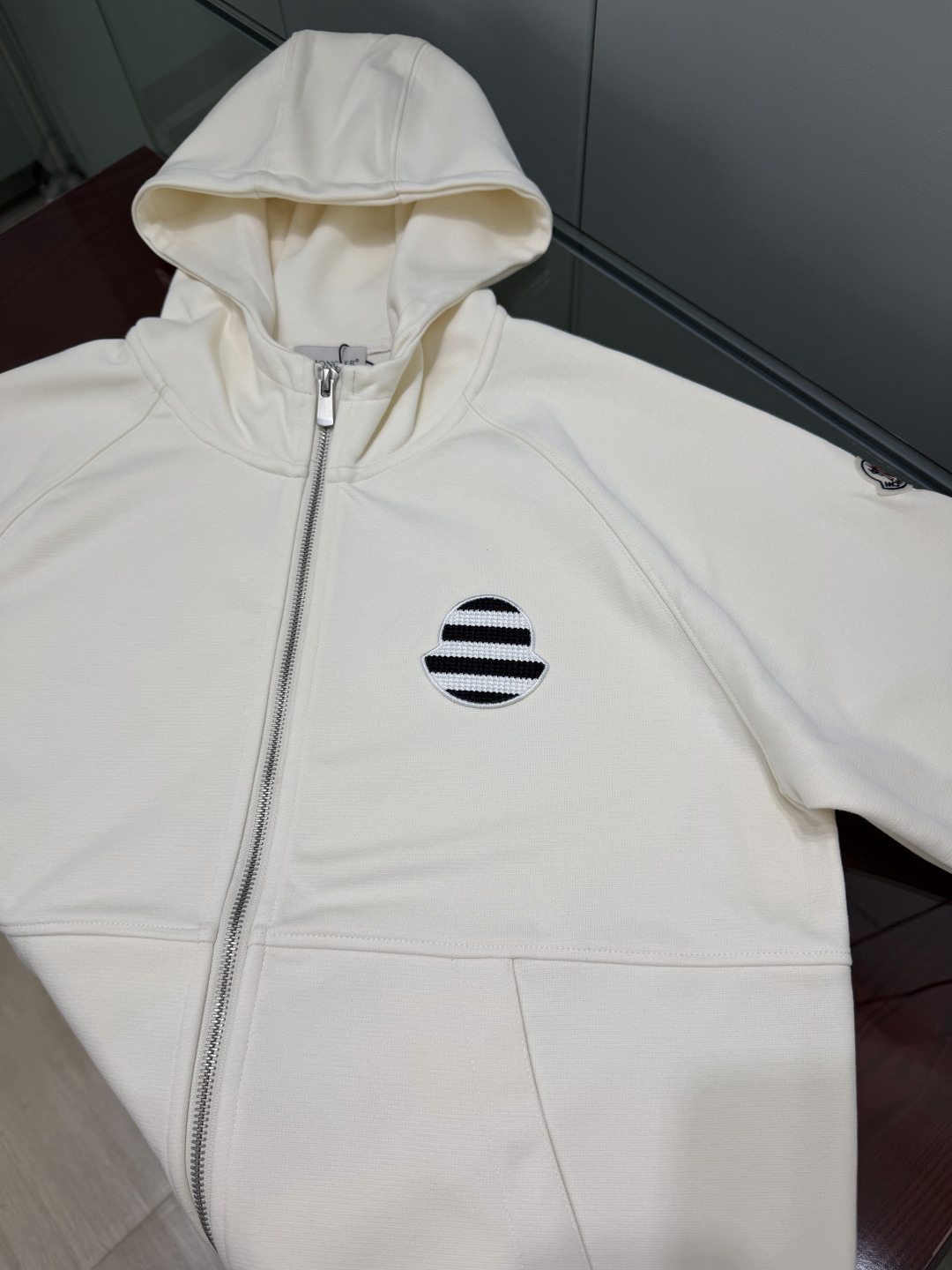 MONCLER.蒙口 FW26新品条纹刺绣徽章拉链连帽棉质卫衣外套开衫,正面胸前饰新季元素条纹刺绣徽章点缀焕新品牌标识, MONCLER.蒙口 FW26新品条纹刺绣徽章拉链连帽棉质卫衣外套开衫,正面胸前饰新季元素条纹刺绣徽章点缀焕新品牌标识,