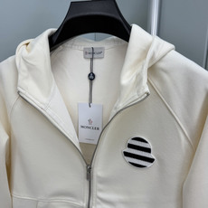 MONCLER.蒙口 FW26新品条纹刺绣徽章拉链连帽棉质卫衣外套开衫,正面胸前饰新季元素条纹刺绣徽章点缀焕新品牌标识, MONCLER.蒙口 FW26新品条纹刺绣徽章拉链连帽棉质卫衣外套开衫,正面胸前饰新季元素条纹刺绣徽章点缀焕新品牌标识,