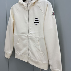 MONCLER.蒙口 FW26新品条纹刺绣徽章拉链连帽棉质卫衣外套开衫,正面胸前饰新季元素条纹刺绣徽章点缀焕新品牌标识, MONCLER.蒙口 FW26新品条纹刺绣徽章拉链连帽棉质卫衣外套开衫,正面胸前饰新季元素条纹刺绣徽章点缀焕新品牌标识,