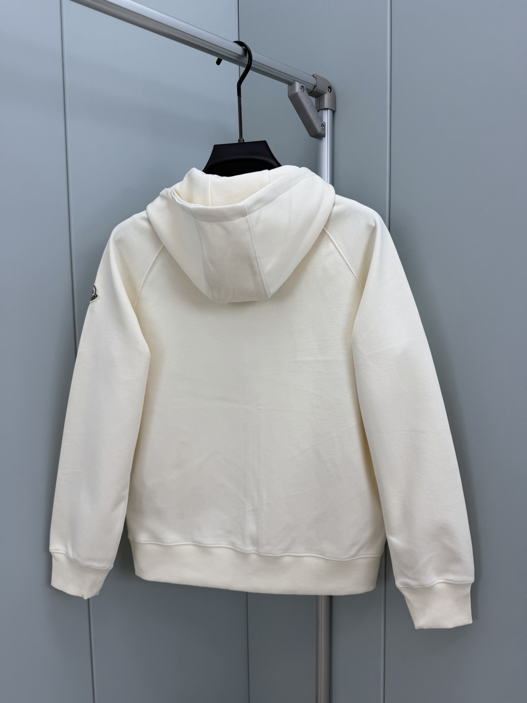 MONCLER.蒙口 FW26新品条纹刺绣徽章拉链连帽棉质卫衣外套开衫,正面胸前饰新季元素条纹刺绣徽章点缀焕新品牌标识, MONCLER.蒙口 FW26新品条纹刺绣徽章拉链连帽棉质卫衣外套开衫,正面胸前饰新季元素条纹刺绣徽章点缀焕新品牌标识,