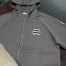 MONCLER.蒙口 FW26新品条纹刺绣徽章拉链连帽棉质卫衣外套开衫,正面胸前饰新季元素条纹刺绣徽章点缀焕新品牌标识, MONCLER.蒙口 FW26新品条纹刺绣徽章拉链连帽棉质卫衣外套开衫,正面胸前饰新季元素条纹刺绣徽章点缀焕新品牌标识,