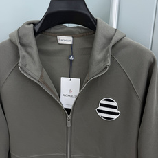 MONCLER.蒙口 FW26新品条纹刺绣徽章拉链连帽棉质卫衣外套开衫,正面胸前饰新季元素条纹刺绣徽章点缀焕新品牌标识, MONCLER.蒙口 FW26新品条纹刺绣徽章拉链连帽棉质卫衣外套开衫,正面胸前饰新季元素条纹刺绣徽章点缀焕新品牌标识,