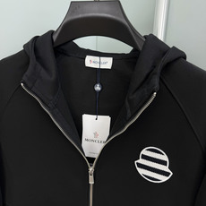 MONCLER.蒙口 FW26新品条纹刺绣徽章拉链连帽棉质卫衣外套开衫,正面胸前饰新季元素条纹刺绣徽章点缀焕新品牌标识, MONCLER.蒙口 FW26新品条纹刺绣徽章拉链连帽棉质卫衣外套开衫,正面胸前饰新季元素条纹刺绣徽章点缀焕新品牌标识,