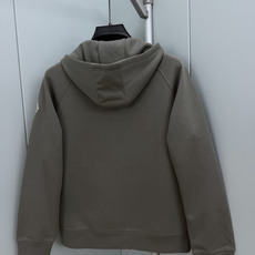 MONCLER.蒙口 FW26新品条纹刺绣徽章拉链连帽棉质卫衣外套开衫,正面胸前饰新季元素条纹刺绣徽章点缀焕新品牌标识, MONCLER.蒙口 FW26新品条纹刺绣徽章拉链连帽棉质卫衣外套开衫,正面胸前饰新季元素条纹刺绣徽章点缀焕新品牌标识,