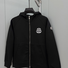 MONCLER.蒙口 FW26新品条纹刺绣徽章拉链连帽棉质卫衣外套开衫,正面胸前饰新季元素条纹刺绣徽章点缀焕新品牌标识, MONCLER.蒙口 FW26新品条纹刺绣徽章拉链连帽棉质卫衣外套开衫,正面胸前饰新季元素条纹刺绣徽章点缀焕新品牌标识,