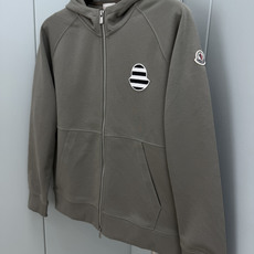 MONCLER.蒙口 FW26新品条纹刺绣徽章拉链连帽棉质卫衣外套开衫,正面胸前饰新季元素条纹刺绣徽章点缀焕新品牌标识, MONCLER.蒙口 FW26新品条纹刺绣徽章拉链连帽棉质卫衣外套开衫,正面胸前饰新季元素条纹刺绣徽章点缀焕新品牌标识,