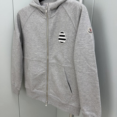 MONCLER.蒙口 FW26新品条纹刺绣徽章拉链连帽棉质卫衣外套开衫,正面胸前饰新季元素条纹刺绣徽章点缀焕新品牌标识, MONCLER.蒙口 FW26新品条纹刺绣徽章拉链连帽棉质卫衣外套开衫,正面胸前饰新季元素条纹刺绣徽章点缀焕新品牌标识,